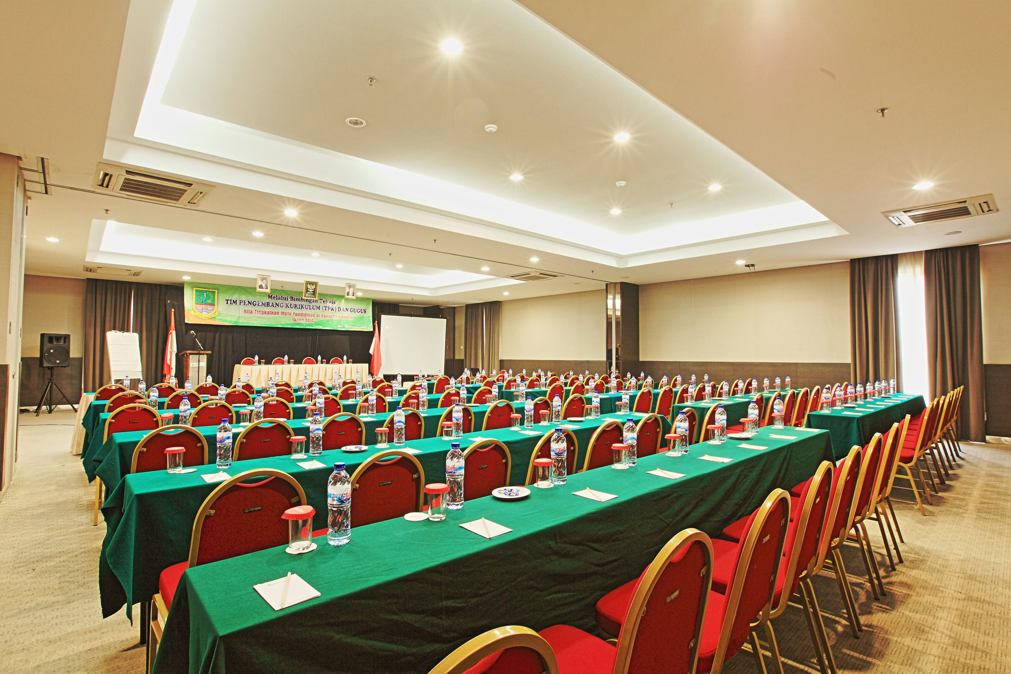 Metland Hotel Bekasi Exterior foto